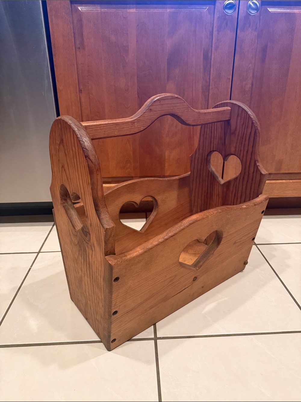 Handcrafted Classic Solid Wood Magazine Holder – CLASSIC HEART CUT-OUT DESIGN